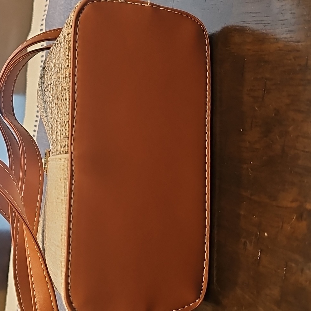 Woman's Crossbody Bucket Bag - Picture 5 of 10